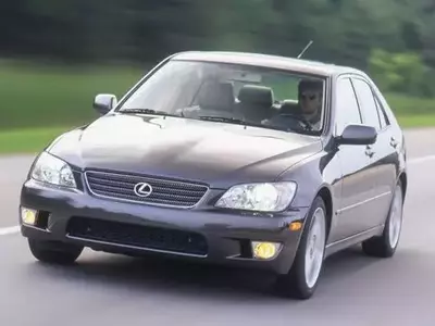 2001 Lexus IS300: A Comprehensive Review of Performance and Design
