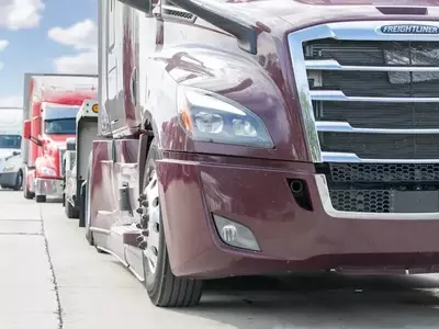 Optimizing Trucking Finances: Credit vs. Factoring for Business Growth