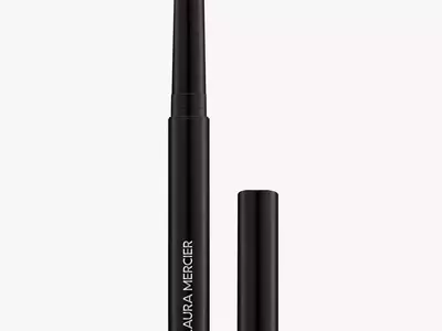 Enhancing Blue Eyes: Expert Makeup Techniques and Product Recommendations