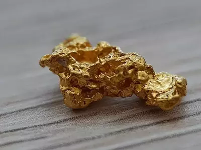 Gold Prices Rise as Dollar Weakens, Geopolitical Tensions Ease