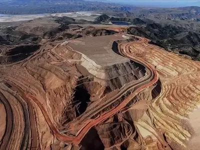 The Interplay of Oil and Gold in Economic Cycles