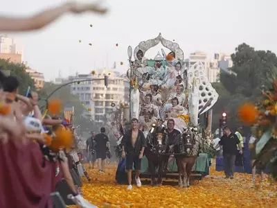 Valencia se engalana con su tradicional Batalla de Flores