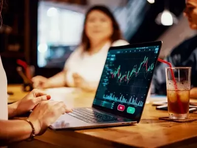 Bridging the Investor Behavior Gap: The Role of Financial Literacy and Professional Guidance