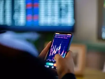 Market's 'No Confidence' Vote: Inflation Fears Mount as Dollar, Bonds, and Stocks Fall While Gold Surges