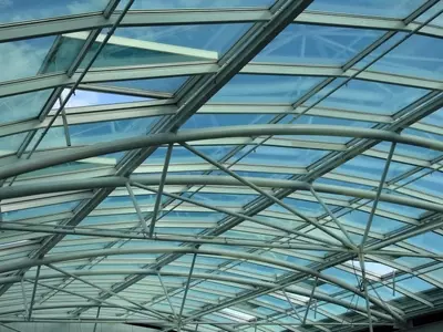 Innovaciones en Techos Acristalados y Paisajismo Acuático: Transformando Espacios