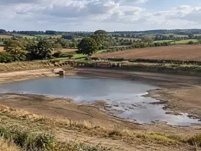 Inglaterra flexibiliza las normativas de almacenamiento de agua para la agricultura ante la sequía persistente