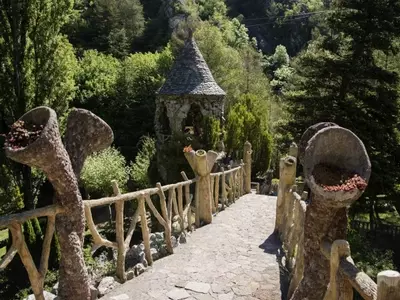 Los Jardines Ocultos de Gaudí: Un Viaje a Través de su Paisajismo Menos Conocido